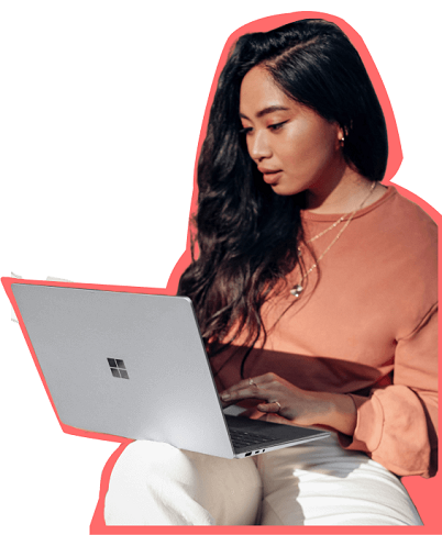 imagem mostra uma mulher segurando um laptop